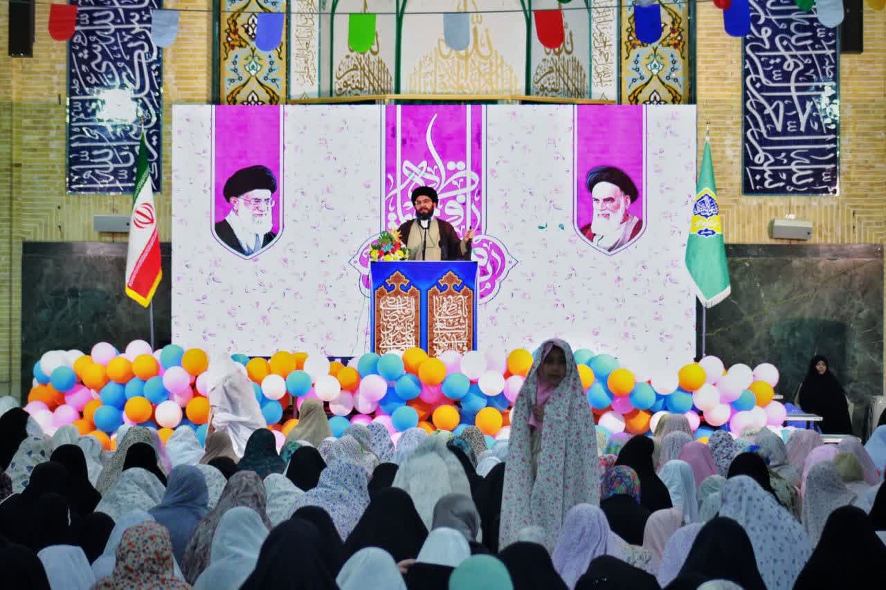 اقامه دخترانه ترین نماز جمعه سال استان زنجان.